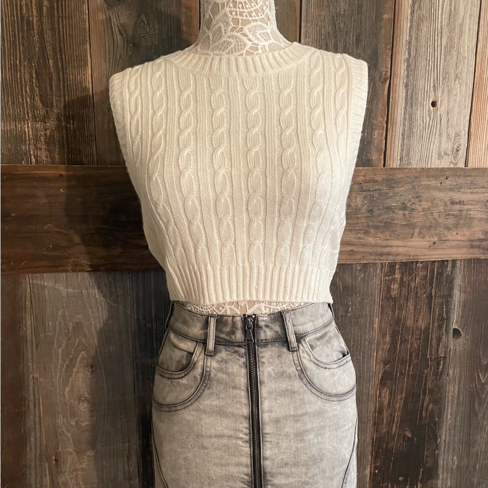 Sleeveless off-white sweater